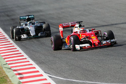 Kimi Raikkonen, Ferrari SF16-H lidera a Nico Rosberg, Mercedes AMG F1 W07 Hybrid