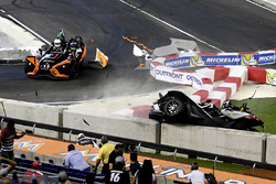 Crash, Pascal Wehrlein en Felipe Massa in de Polaris Slingshot SLR