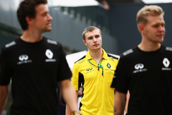 (Зліва направо): Джоліон Палмер, Renault Sport F1 Team та Сергій Сироткин, тест-пілот Renault Sport