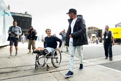 Lewis Hamilton, Mercedes AMG F1, con el piloto Billy Monger