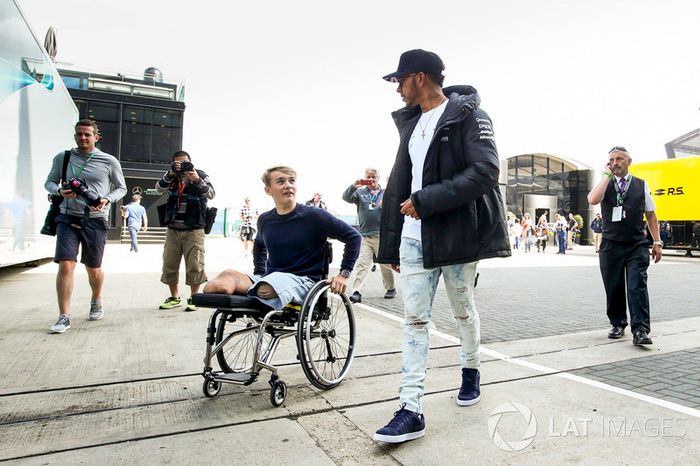 Lewis Hamilton, Mercedes AMG F1, con el piloto Billy Monger
