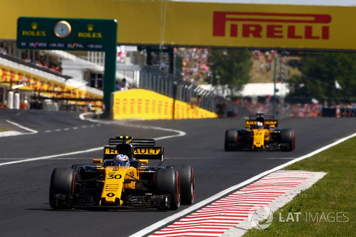 Jolyon Palmer, Renault Sport F1 Team RS17, Nico Hulkenberg, Renault Sport F1 Team RS17