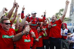Lucas di Grassi, ABT Schaeffler Audi Sport, celebra con su equipo después de ganar el Campeonato