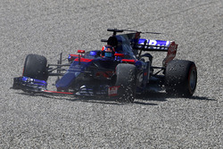 Daniil Kvyat, Scuderia Toro Rosso STR12 spins into the gravel