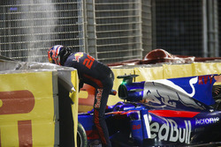 Daniil Kvyat stapt uit zijn Scuderia Toro Rosso STR12