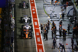 Fernando Alonso, McLaren MCL32 leads Lance Stroll, Williams FW40, Felipe Massa, Williams FW40 and Romain Grosjean, Haas F1 Team VF-17 in the pits