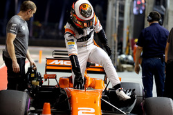 Stoffel Vandoorne, McLaren MCL32, parc ferme tartı alanında