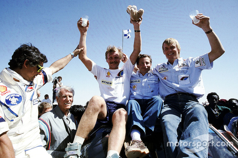 El ganador Juha Kankkunen, Peugeot con el jefe de equipo Jean Todt y Ari Vatanen