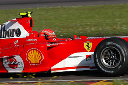 Valentino Rossi, conduce el Ferrari F2004, en lo que iba a ser una prueba secreta y lleva una casco