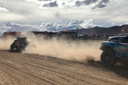 #318 Peugeot: Romain Dumas, Alain Guehennec remolcan al dañado #304 Peugeot Sport Peugeot 3008 DKR: