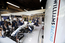 Інженери працюють над болідом Валттері Боттасв, Williams FW38