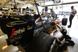 Das Team arbeitet an Auto von Fernando Alonso, McLaren in der Box