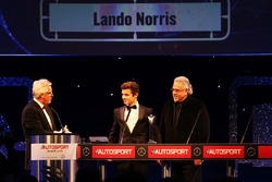 Lando Norris ontvangt zijn prijs voor British Club Driver of the Year van Vijay Mallya