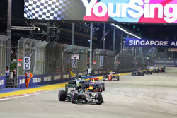 Bir görevli pist kenarında kaçmaya çalışıyor, Nico Rosberg ise yarışa liderlik ediyor