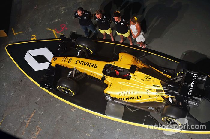 Cyril Abiteboul, Director General del Renault Sport F1, Kevin Magnussen y Jolyon Palmer, pilotos tit