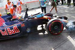 Carlos Sainz Jr., Scuderia Toro Rosso STR11 retired from the race