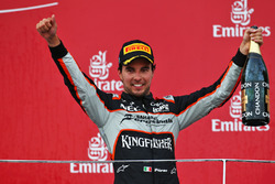 Podio: tercer lugar Sergio Perez, Sahara Force India F1 celebra