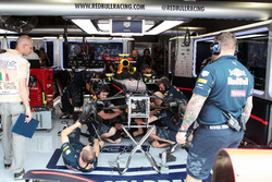 Red Bull Racing meccanici al lavoro sulla Red Bull Racing RB12 di Max Verstappen,