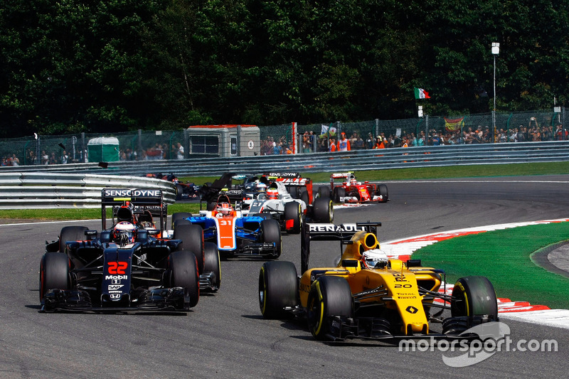 Kevin Magnussen, Renault Sport F1 Team RS16 leads Jenson Button, McLaren MP4-31 as he is hit by Pasc