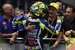 Le poleman Valentino Rossi, Yamaha Factory Racing, avec Uccio Salucci