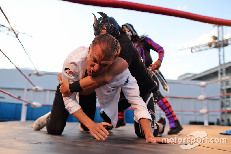 Townsend Bell, NBC Presentador luchando