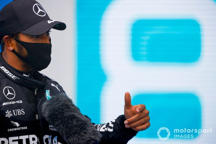 Ganador de la carrera Lewis Hamilton, Mercedes-AMG Petronas F1 en Parc Ferme 