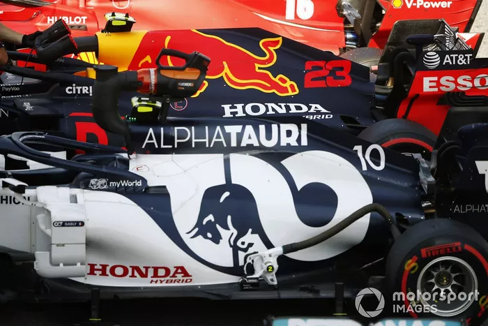 La cubierta del motor del monoplaza de Pierre Gasly AlphaTauri AT01