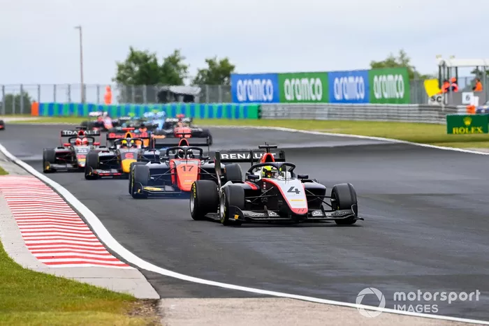 Max Fewtrell, Hitech Grand Prix, precede Richard Verschoor, MP Motorsport, e Dennis Hauger, Hitech Grand Prix