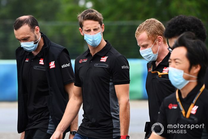 Romain Grosjean, Haas F1, camina por la pista con sus colegas incluyendo a Ayao Komatsu, Ingeniero Jefe de Carreras