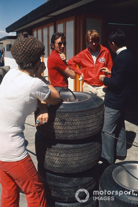 Jo Siffert, Marzo 701-Ford, conversan con Max Mosley, Director Comercial en los pits