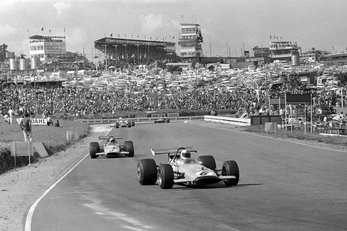 Denny Hulme, Mclaren M14A lidera el equipo de Bruce Mclaren