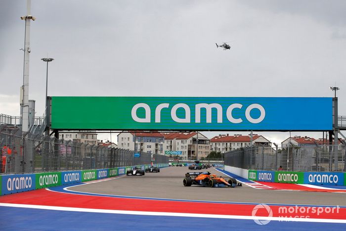 Lando Norris, McLaren MCL35M, George Russell, Williams FW43B, y Lance Stroll, Aston Martin AMR21