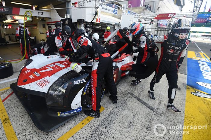 #7 Toyota Gazoo Racing Toyota GR010 - Hybrid Hypercar, Mike Conway, Kamui Kobayashi, José María López pitstop