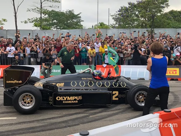 Emerson Fittipaldi pilota a Lotus de 1985 no Festival Senna Tribute