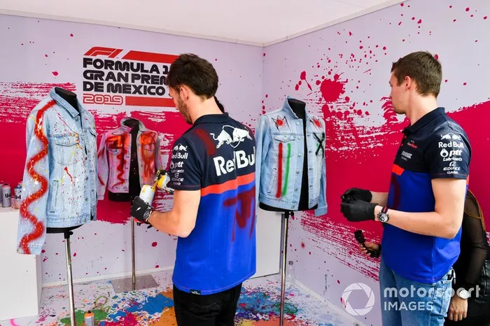 Pierre Gasly, Toro Rosso y Daniil Kvyat, Toro Rosso pinta ropa con spray 