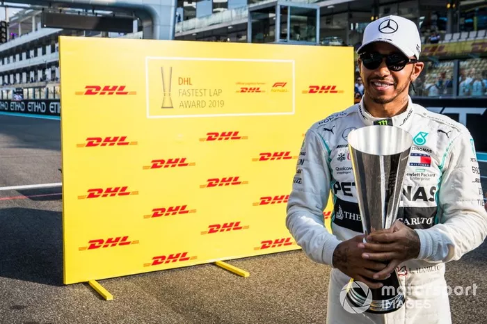 Lewis Hamilton, Mercedes AMG F1, festeggia con il trofeo DHL Fastest Lap