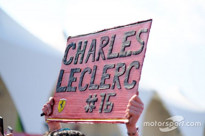 Cartello di un fan per Charles Leclerc, Ferrari