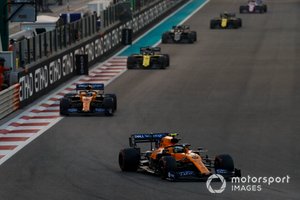 Lando Norris, McLaren MCL34, lidera Carlos Sainz Jr, McLaren MCL34, Daniel Ricciardo, Renault F1 Team R.S.19, Kevin Magnussen, Haas F1 Team VF-19, y Nico Hulkenberg, Renault F1 Team R.S. 19.