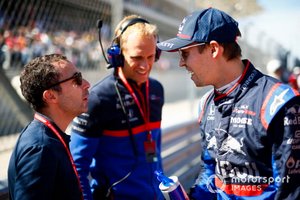 Nicolas Todt y Daniil Kvyat, Toro Rosso, en la parrilla de salida