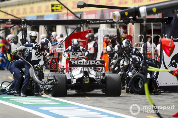 Yuki Tsunoda, AlphaTauri AT02, in the pits