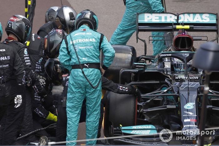Valtteri Bottas, Mercedes W12, en pits con problemas técnicos que le llevarían a retirarse de la carrera