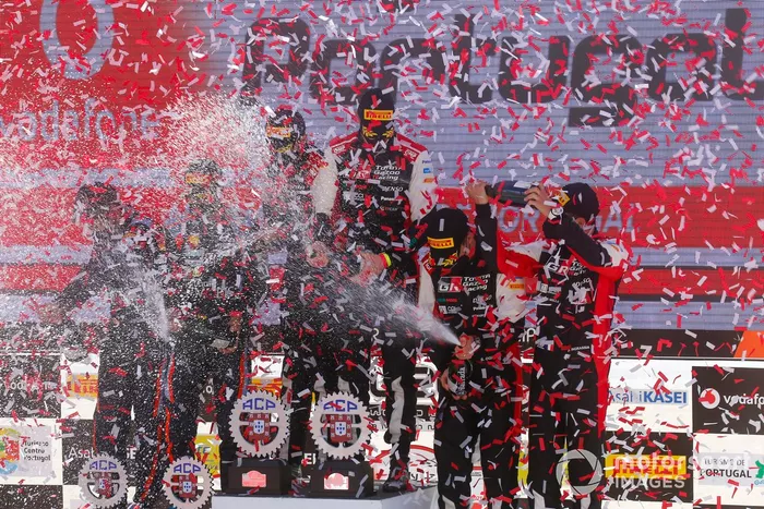 Podio: Ganador de la carrera Elfyn Evans, Scott Martin, Toyota Gazoo Racing WRT Toyota Yaris WRC, segundo lugar Dani Sordo, Borja Rozada, Hyundai Motorsport Hyundai i20 Coupe WRC, tercer lugar Sébastien Ogier, Julien Ingrassia, Toyota Gazoo Racing WRT Toyota Yaris WRC
