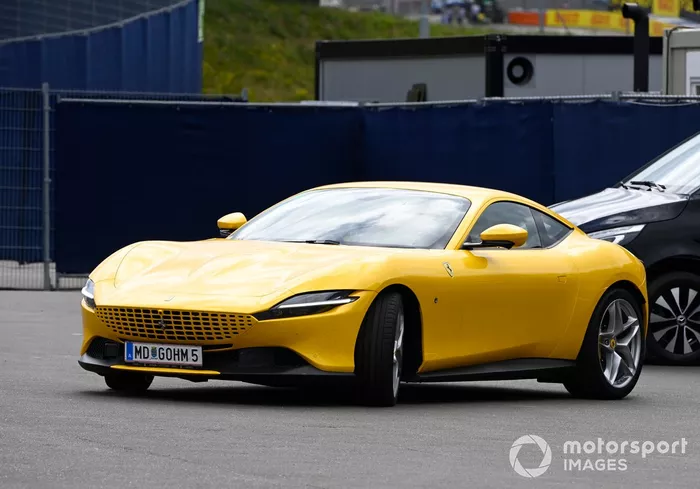 Carlos Sainz Jr., Ferrari arrives in yellow Ferrari