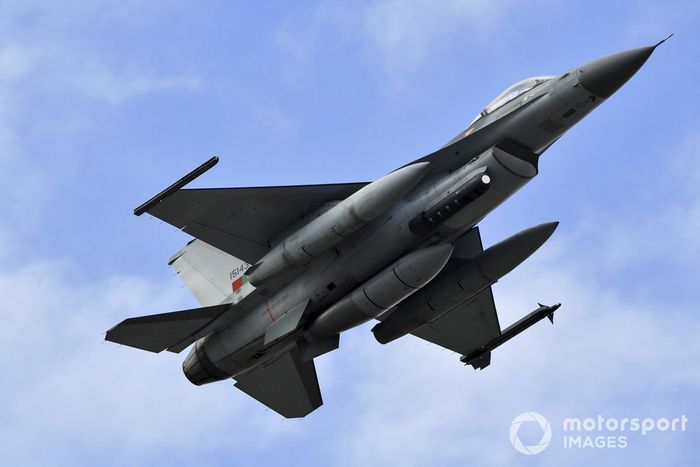 Un F-16AM Fighting Falcon de General Dynamics del 201º Escuadrón de Cazadores, de la Fuerza Aérea Portuguesa, vuela sobre el circuito