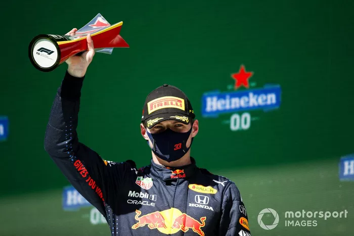 Max Verstappen, Red Bull Racing, secondo classificato, con il trofeo