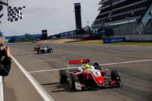 Ganador de la carrera Mick Schumacher, PREMA Theodore Racing Dallara F317 - Mercedes-Benz