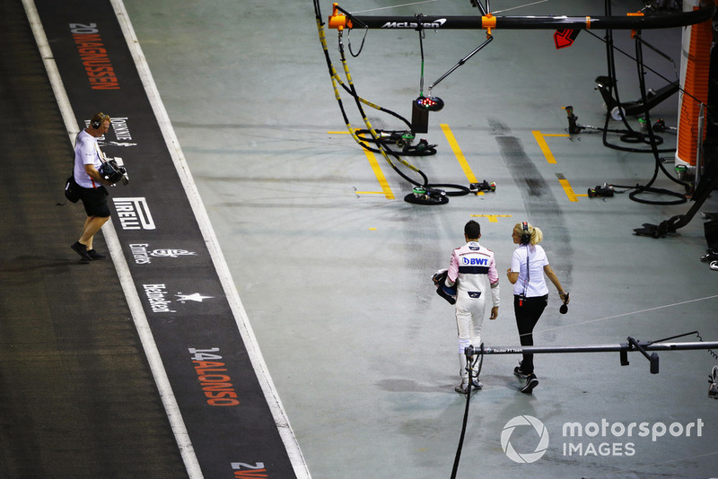 Esteban Ocon, Racing Point Force India, regresa a los pits después de su accidente