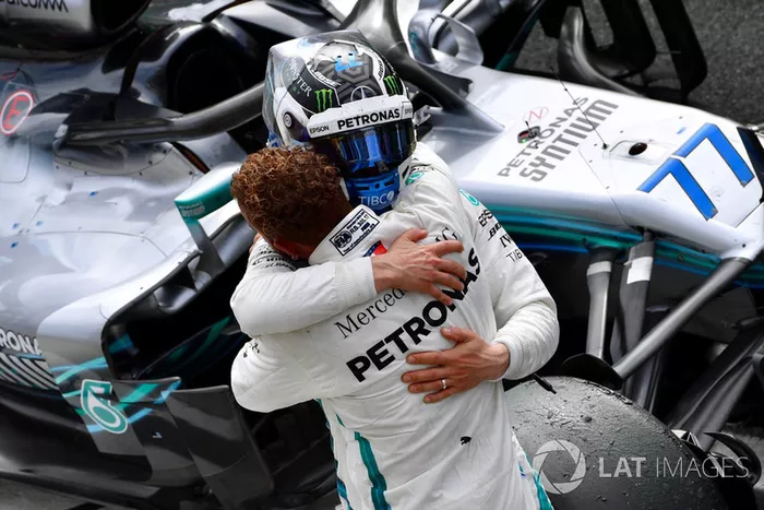 Valtteri Bottas, Mercedes AMG F1 y Lewis Hamilton, Mercedes AMG F1 celebran en parc ferme 