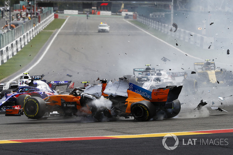 Fernando Alonso, McLaren MCL33, vuela sobre Charles Leclerc, Sauber C37, despues del contacto de Nico Hulkenberg, Renault Sport F1 Team R.S. 18, en la salida