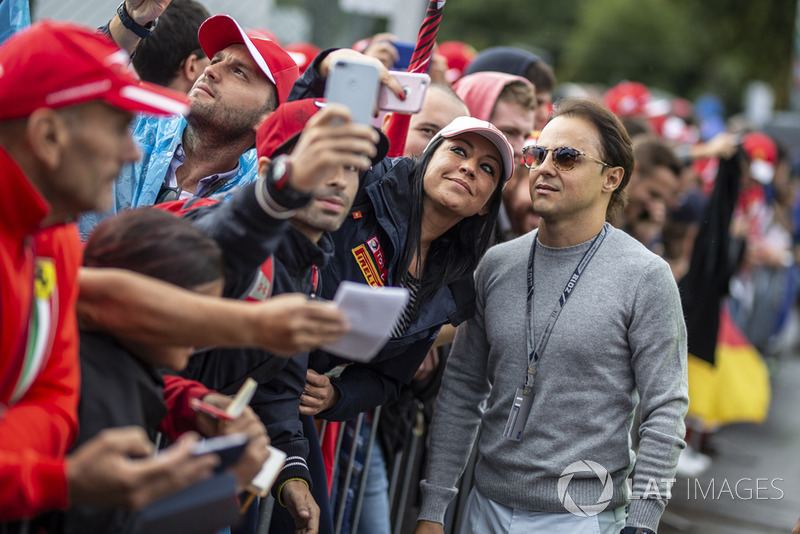 Felipe Massa fans selfie 